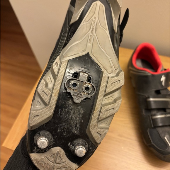 Specialized cycling shoes with SPD cleats - Picture 2 of 3